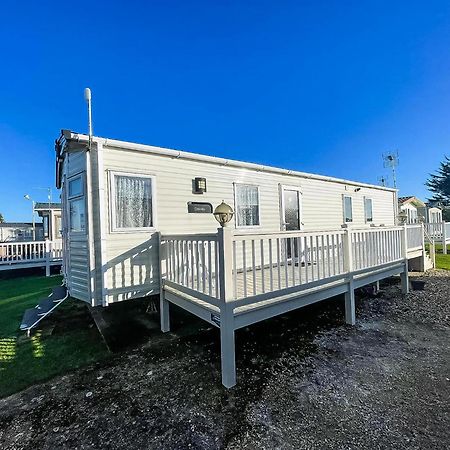 6 Berth Caravan With Decking At Seawick Holiday Park In Essex Ref 27549Sw Clacton-on-Sea Exterior foto