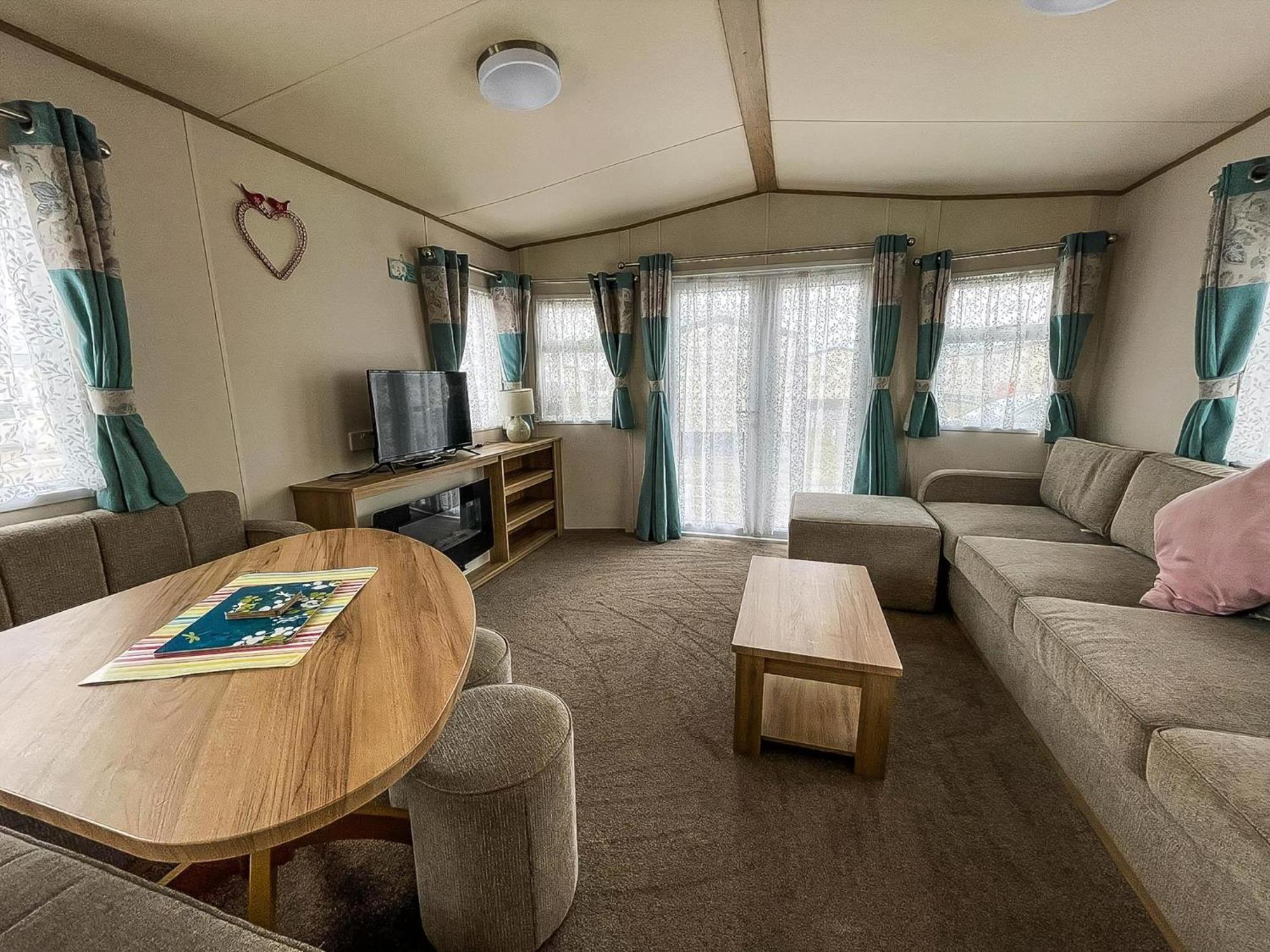 6 Berth Caravan With Decking At Seawick Holiday Park In Essex Ref 27549Sw Clacton-on-Sea Exterior foto